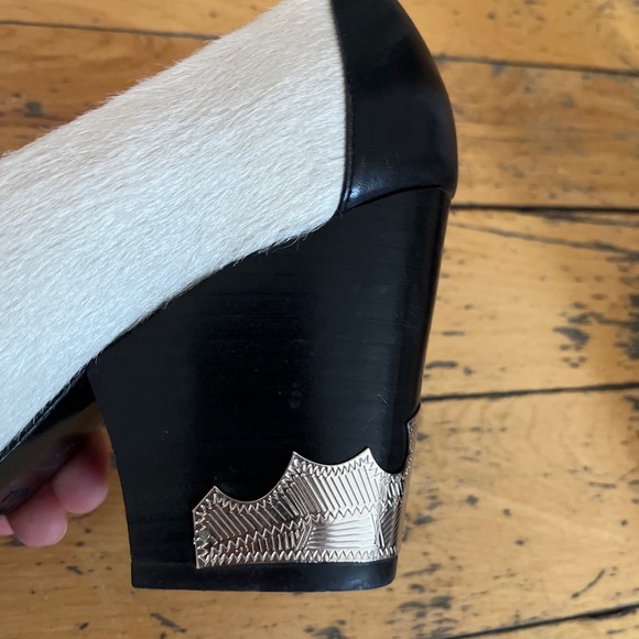 Toga Pulla fur and embossed leather heels with metal buckle details - Picture 5 of 8